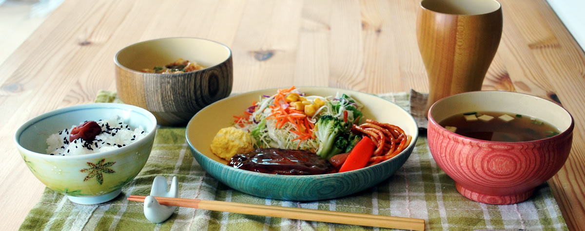 彩り豊かな木製の器を使った日々の食卓